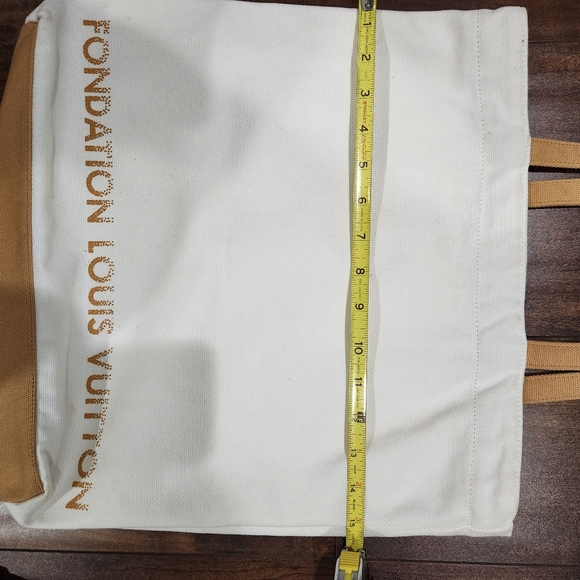 CELINE SCARF AND FONDATION LOUIS VUITTON TOTE BAG 2 ITEMS - Picture 6 of 14